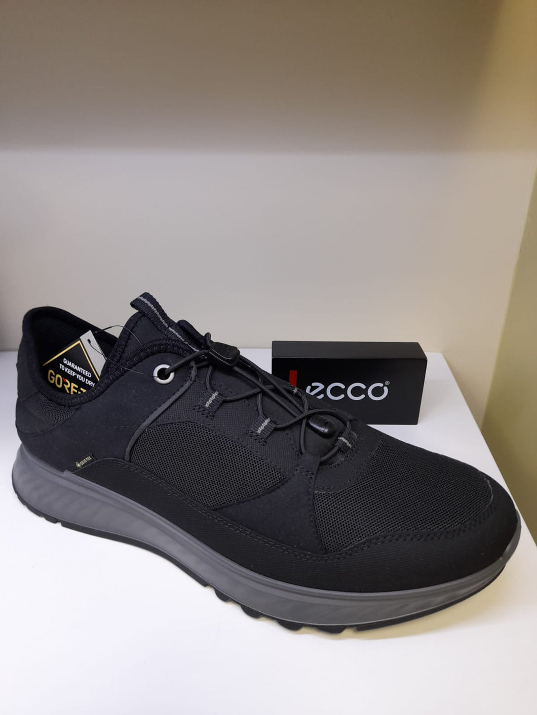 Ecco Mens Exostride Trainer - Black Fabric Upper - GoreTex Lining - Elasticated Lace Fastening - Removable Insole